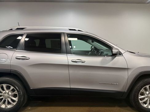 Used 2019 Jeep Cherokee Latitude w/ Comfort & Convenience Group AWD/4WD image 32