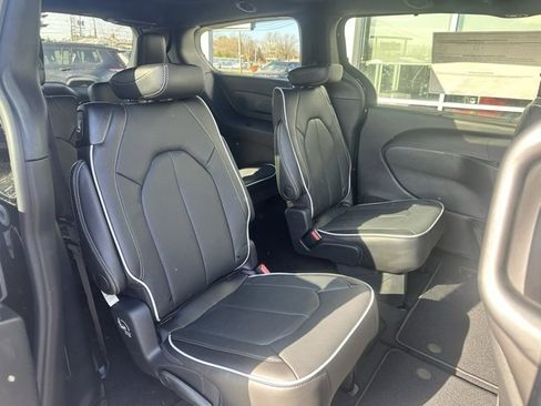 New 2026 Chrysler Pacifica Limited image 17