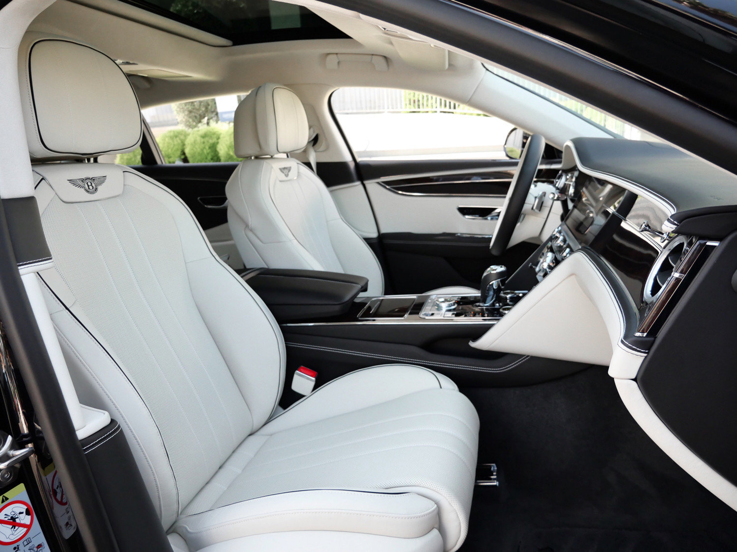 Used 2023 Bentley Flying Spur Plug-In Hybrid AWD/4WD image 26
