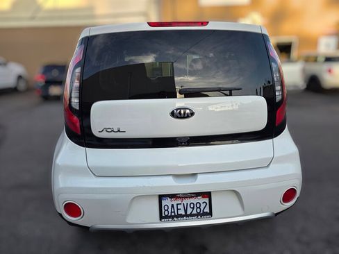Used 2018 Kia Soul + image 10