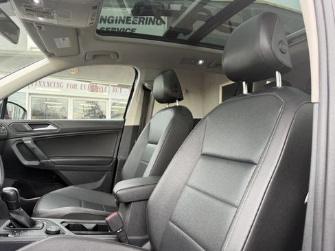Used 2020 Volkswagen Tiguan SE w/ Panoramic Sunroof Package image 19
