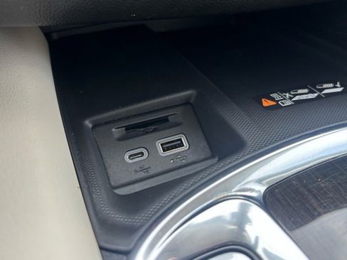 Certified 2023 Buick Enclave Essence image 29