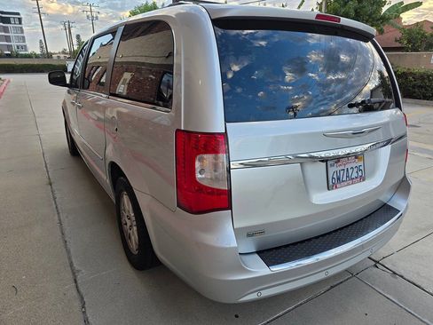 Used 2011 Chrysler Town & Country Touring image 4