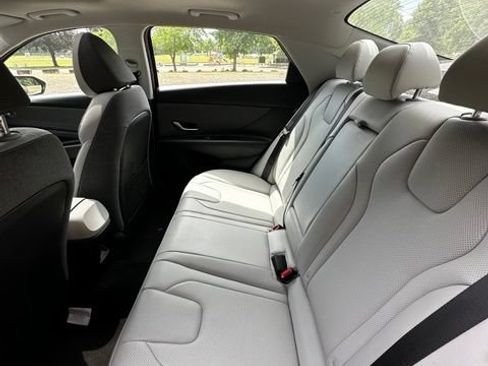 Certified 2025 Hyundai Elantra Limited FWD image 16