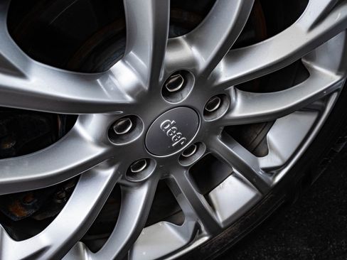Used 2019 Jeep Cherokee Latitude w/ Popular Appearance Group FWD image 8