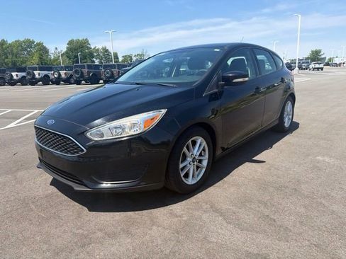 Used 2017 Ford Focus SE FWD image 2