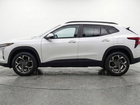 Used 2025 Chevrolet Trax LT FWD image 5
