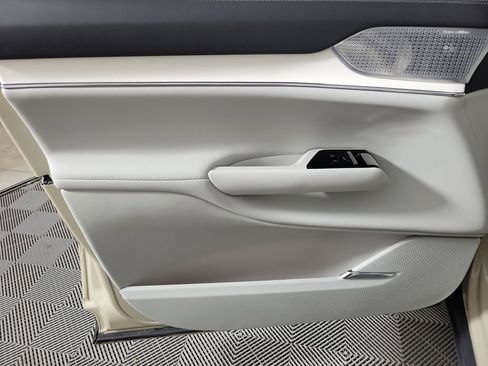 Certified 2025 Volvo EX90 Ultra AWD/4WD image 19