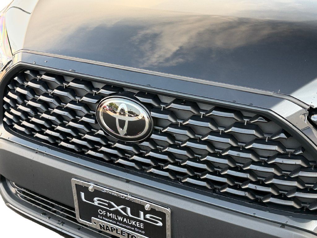Used 2025 Toyota Corolla Cross LE FWD image 32