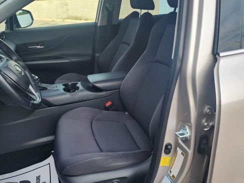 Used 2021 Toyota Venza image 14