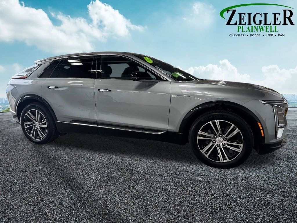 Used 2025 Cadillac Lyriq Luxury w/ LPO, Floor Liner Package AWD/4WD image 7