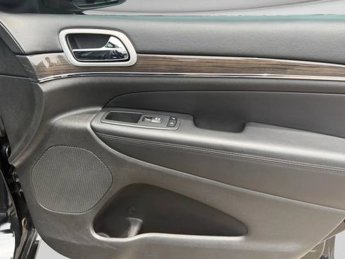 Used 2018 Jeep Grand Cherokee Overland w/ Interior Metal Package RWD image 34