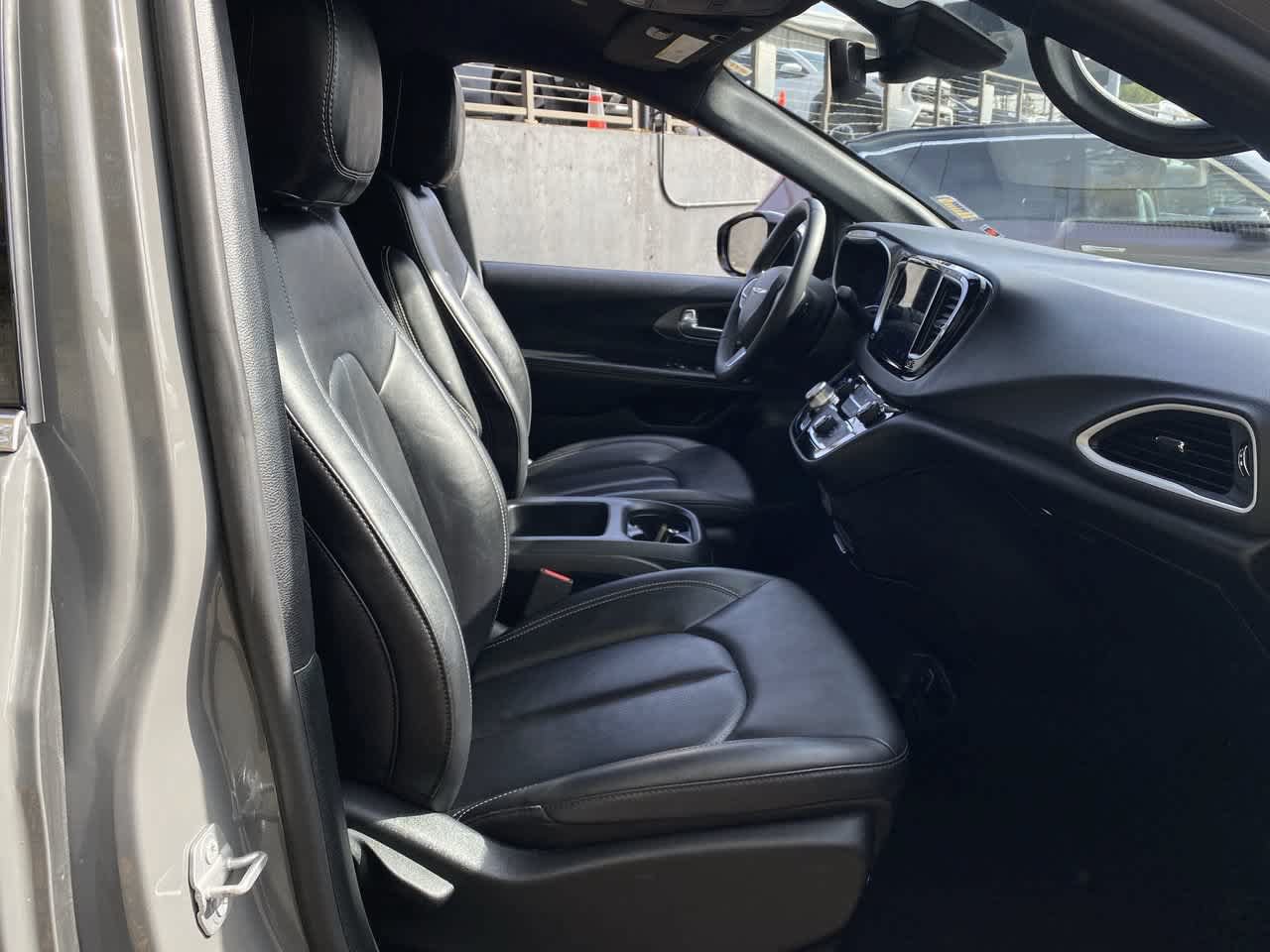 Used 2025 Chrysler Pacifica Select FWD image 17
