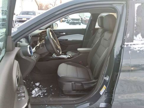 Used 2025 Chevrolet Trax LT w/ LT Convenience Package image 9