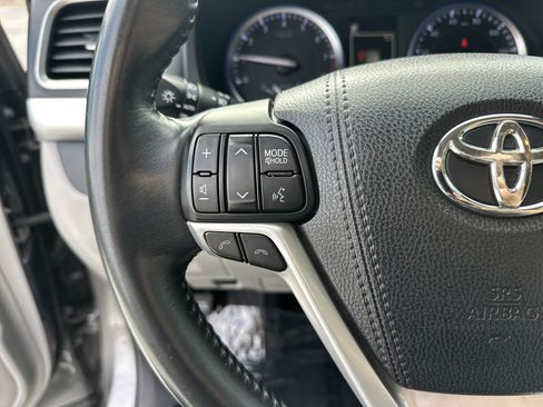 Used 2018 Toyota Highlander Limited FWD image 19