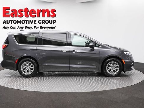 Used 2023 Chrysler Pacifica Touring-L FWD image 4