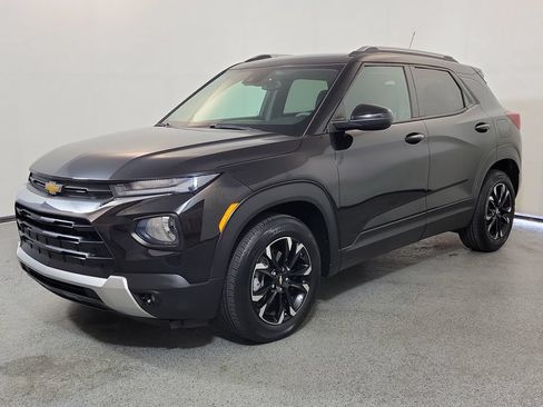 Used 2023 Chevrolet TrailBlazer LT w/ Convenience Package FWD image 3