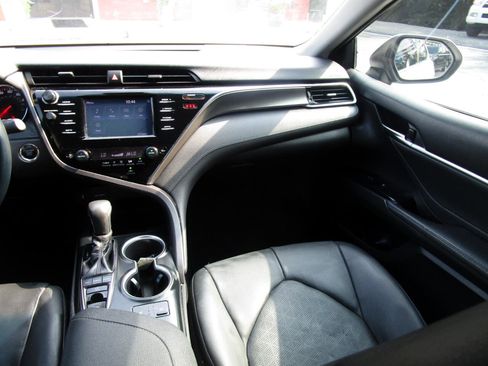 Used 2018 Toyota Camry XSE image 9