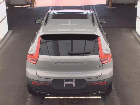 Used 2023 Volvo XC40 B5 Plus AWD/4WD image 5