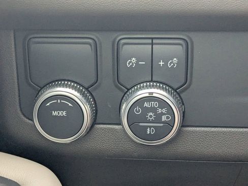 Used 2021 GMC Yukon XL SLT w/ SLT Premium Package image 32