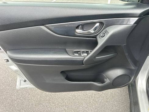 Used 2020 Nissan Rogue SV AWD/4WD image 14