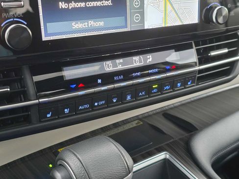 Used 2023 Toyota Sienna Platinum image 29