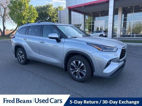 Used 2021 Toyota Highlander XLE AWD/4WD image 3