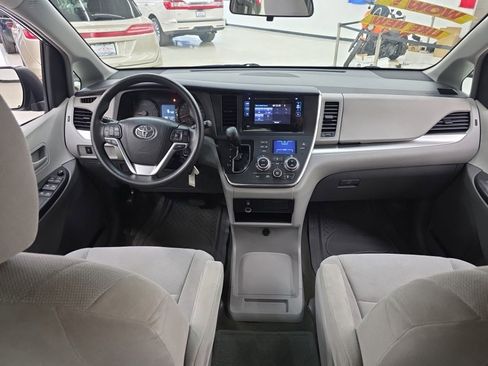 Used 2015 Toyota Sienna L image 11