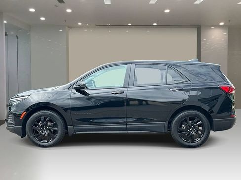 Used 2024 Chevrolet Equinox LS w/ LS Convenience Package FWD image 2