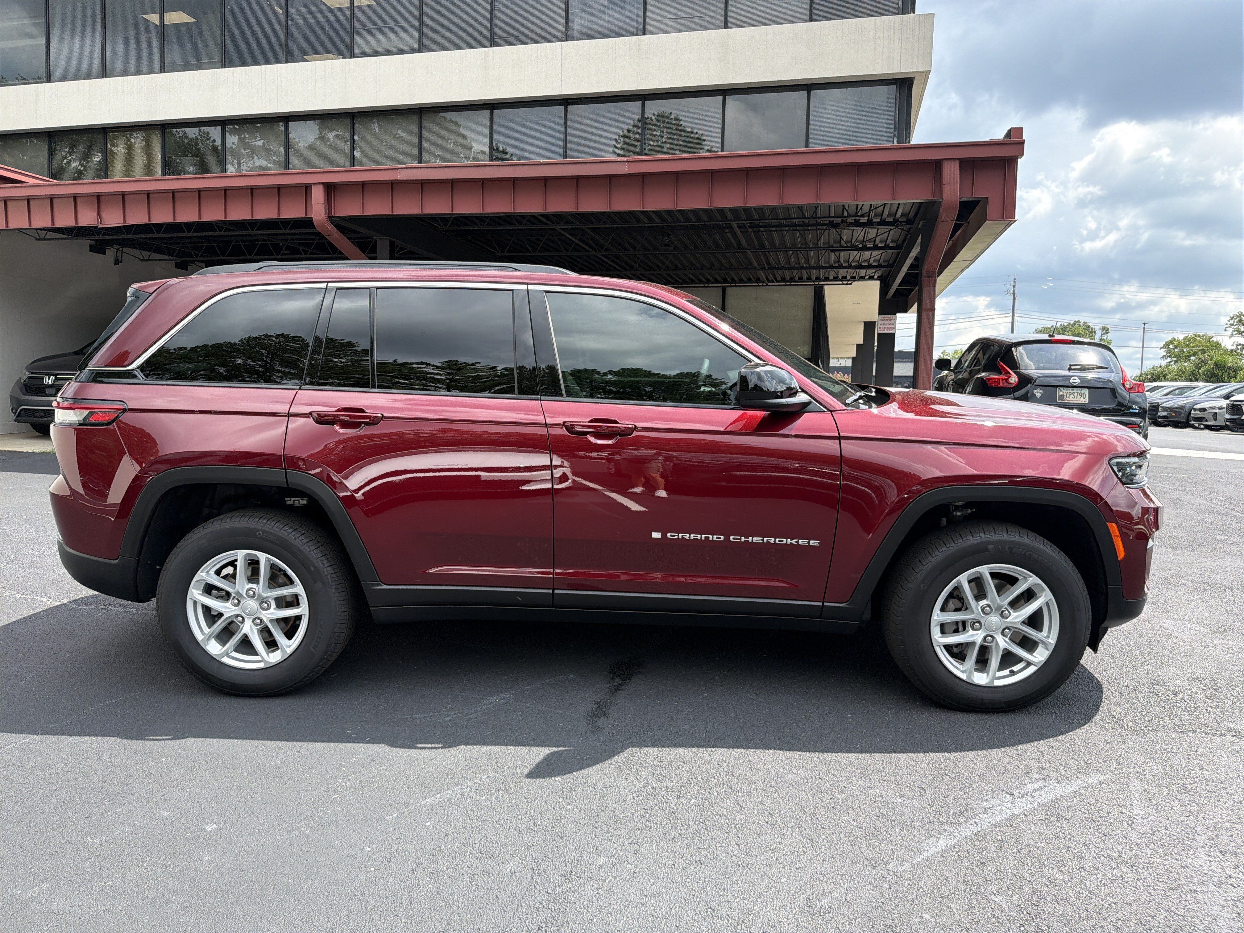 Used 2025 Jeep Grand Cherokee Laredo X RWD image 8