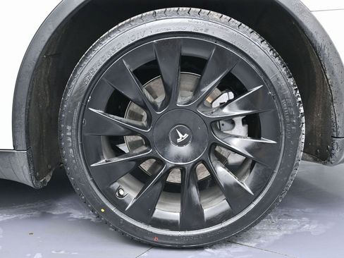 Used 2021 Tesla Model Y 2WD image 9