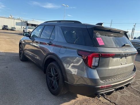 Used 2025 Ford Explorer ST image 4