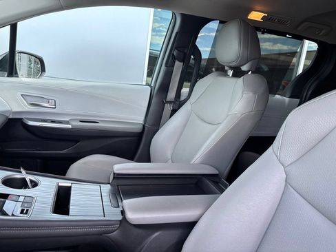 Used 2025 Toyota Sienna XLE FWD image 12