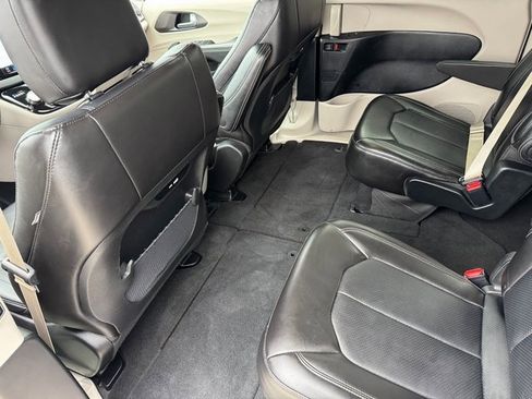 Used 2024 Chrysler Pacifica Touring-L image 17