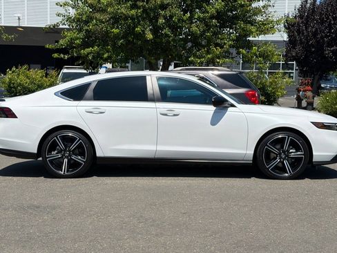 Used 2025 Honda Accord Sport image 3
