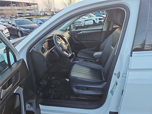 Used 2022 Volkswagen Tiguan SE w/ Panoramic Sunroof Package image 14