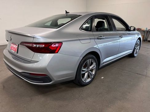 Used 2024 Volkswagen Jetta SE FWD image 3