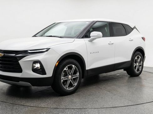 Used 2025 Chevrolet Blazer LT FWD image 3