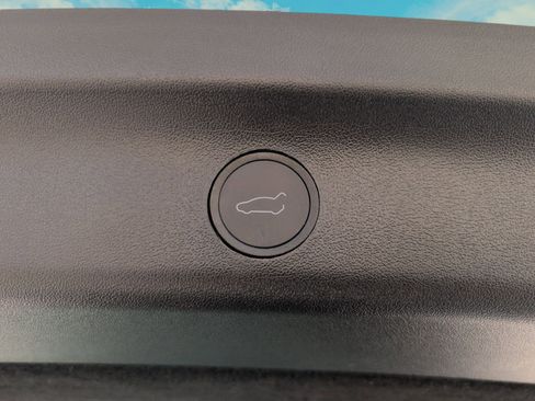 Used 2023 Tesla Model Y AWD image 21