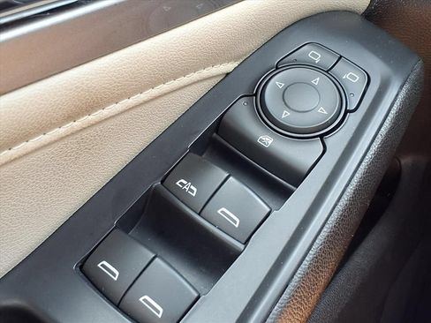 Used 2022 Chevrolet Traverse LT FWD image 16