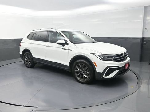 Used 2022 Volkswagen Tiguan SE w/ Panoramic Sunroof Package FWD image 10