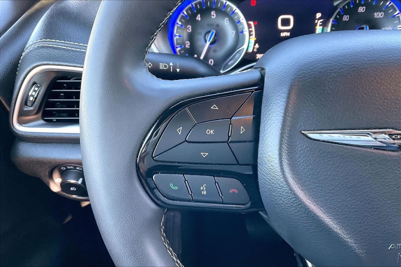 Used 2025 Chrysler Pacifica Limited FWD image 23