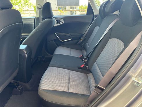 Used 2025 Kia Soul LX w/ LX Technology Package FWD image 25