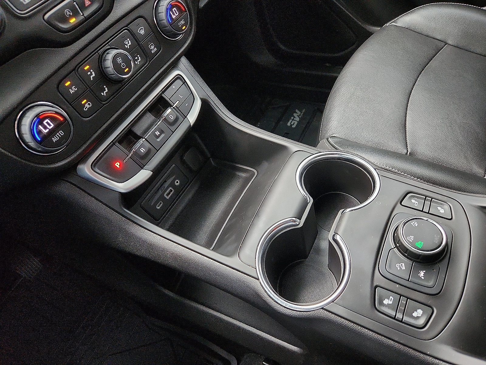 Used 2024 GMC Terrain SLT AWD/4WD image 26