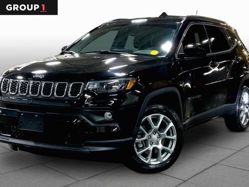 Used 2024 Jeep Compass Latitude AWD/4WD image 1