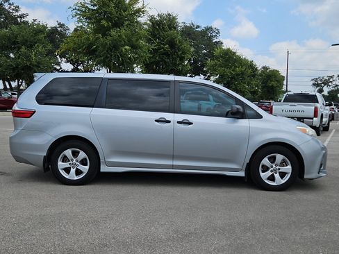 Used 2020 Toyota Sienna L FWD image 6