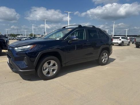 Used 2025 Toyota RAV4 XLE w/ Convenience Package FWD image 2