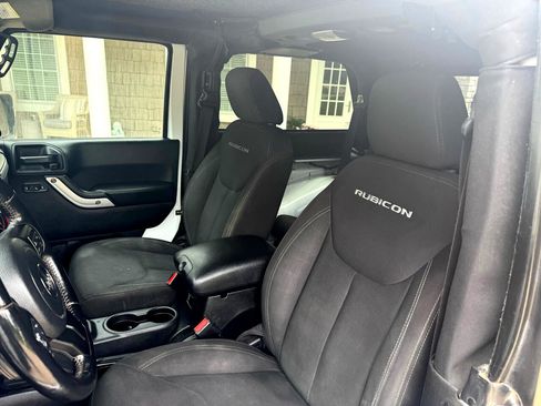 Used 2017 Jeep Wrangler Rubicon w/ Power Convenience Group image 12