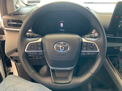 Used 2024 Toyota Sienna XLE w/ XLE Plus Package AWD/4WD image 5