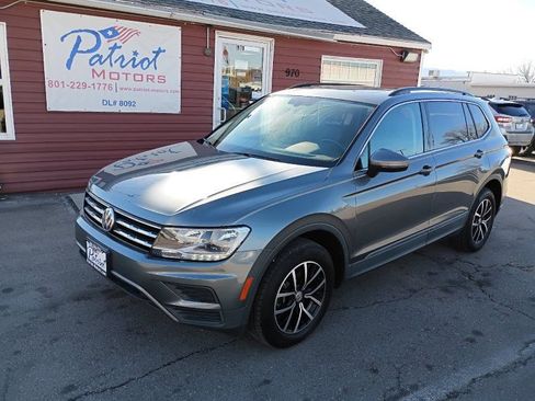 Used 2021 Volkswagen Tiguan SE w/ Panoramic Sunroof Package image 2